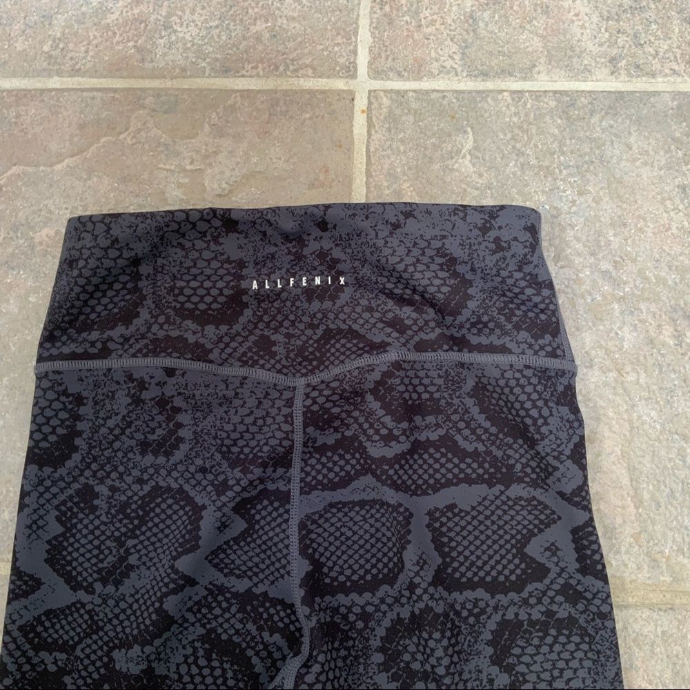 đ
șallfenixâ animal print high rise leggings. - Picture 7 of 10